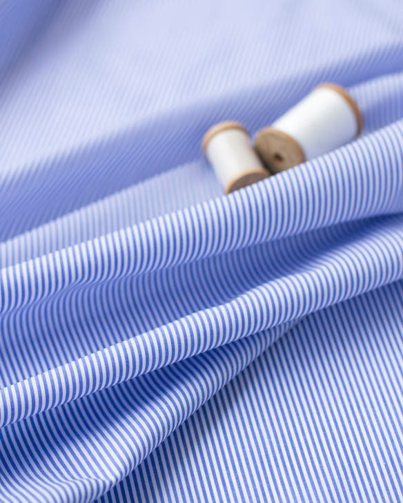 【布帛】幅広♪シャツワンピースに！ポリエステル混ロンドンストライプ・しなやかプロード（ホワイト×ブルー）