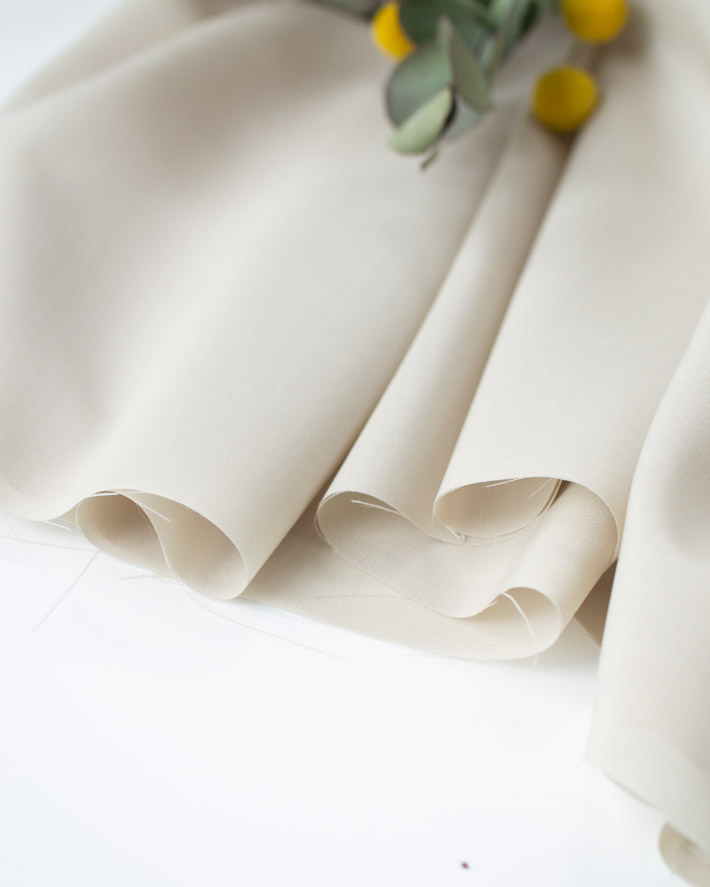 【布帛】すべる質感のシャリっとサマーウール（ライトベージュ）