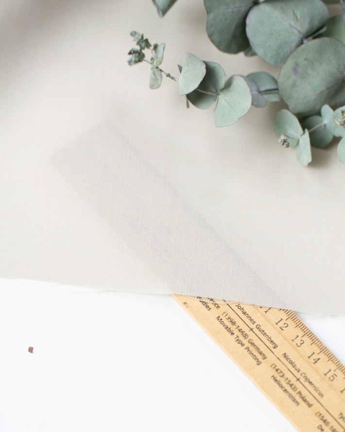 【布帛】すべる質感のシャリっとサマーウール（ライトベージュ）