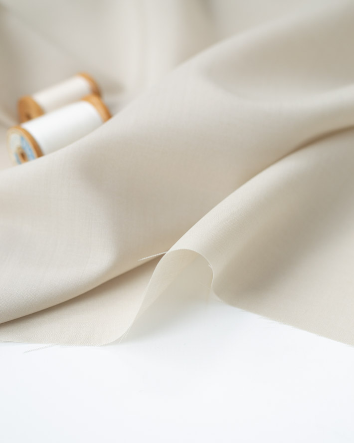 【布帛】すべる質感のシャリっとサマーウール（ライトベージュ）