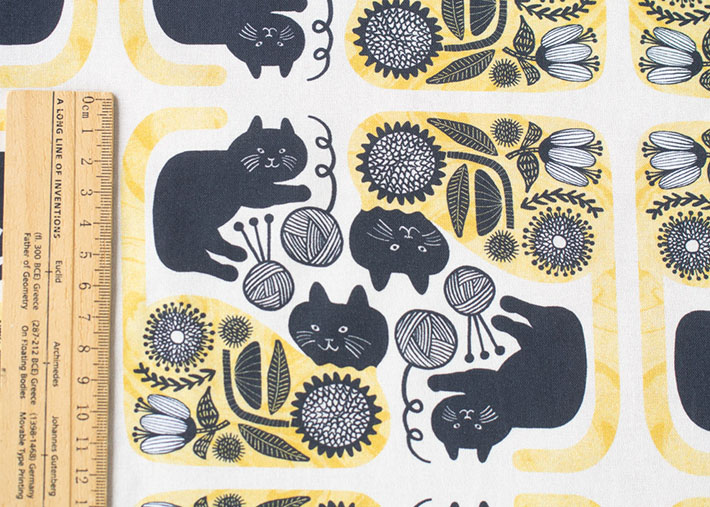 【布帛】デザイナーズ生地：365 CAT ART ～黒猫とお花～（コットンシーチング）