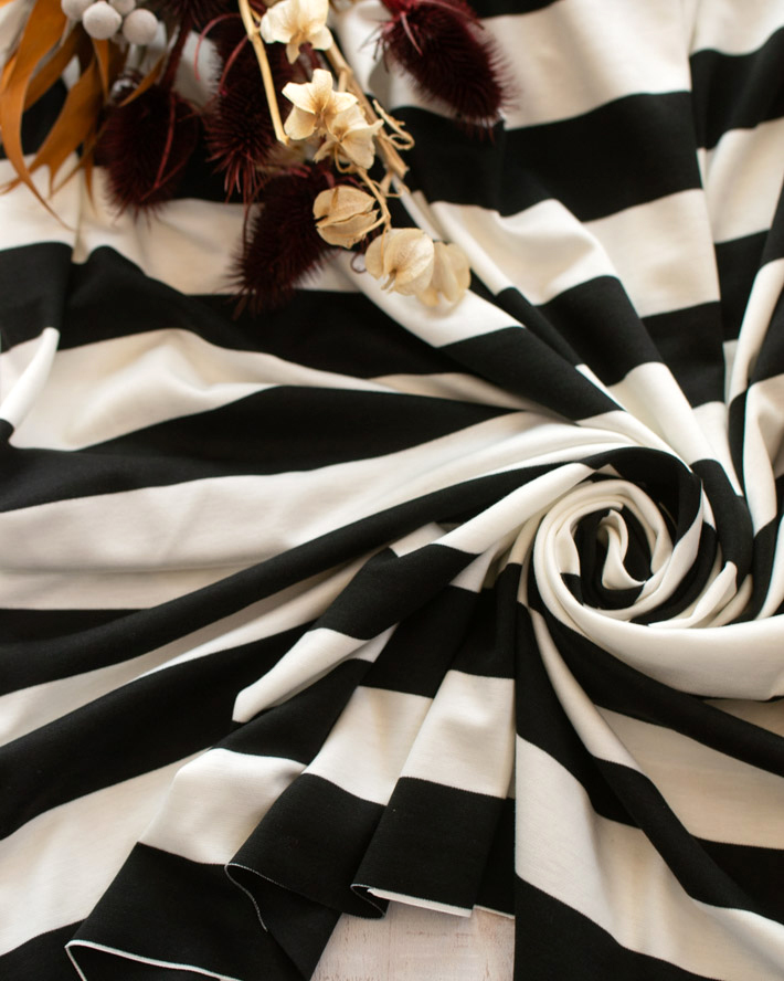 【ニット】するりとやわらか薄めのビックボーダーポンチニット（ブラック×オフホワイト）