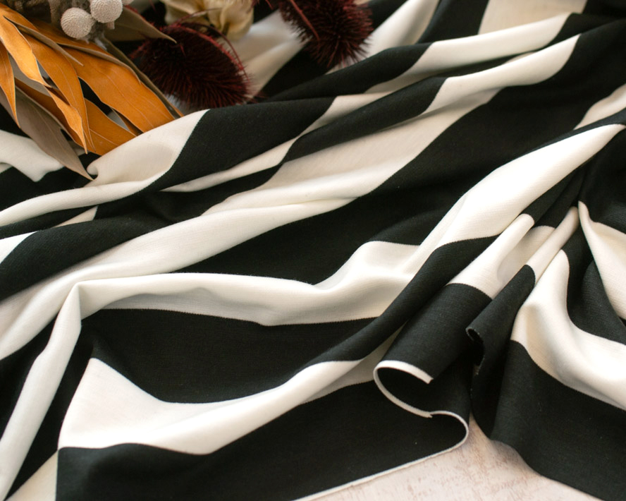 【ニット】するりとやわらか薄めのビックボーダーポンチニット（ブラック×オフホワイト）