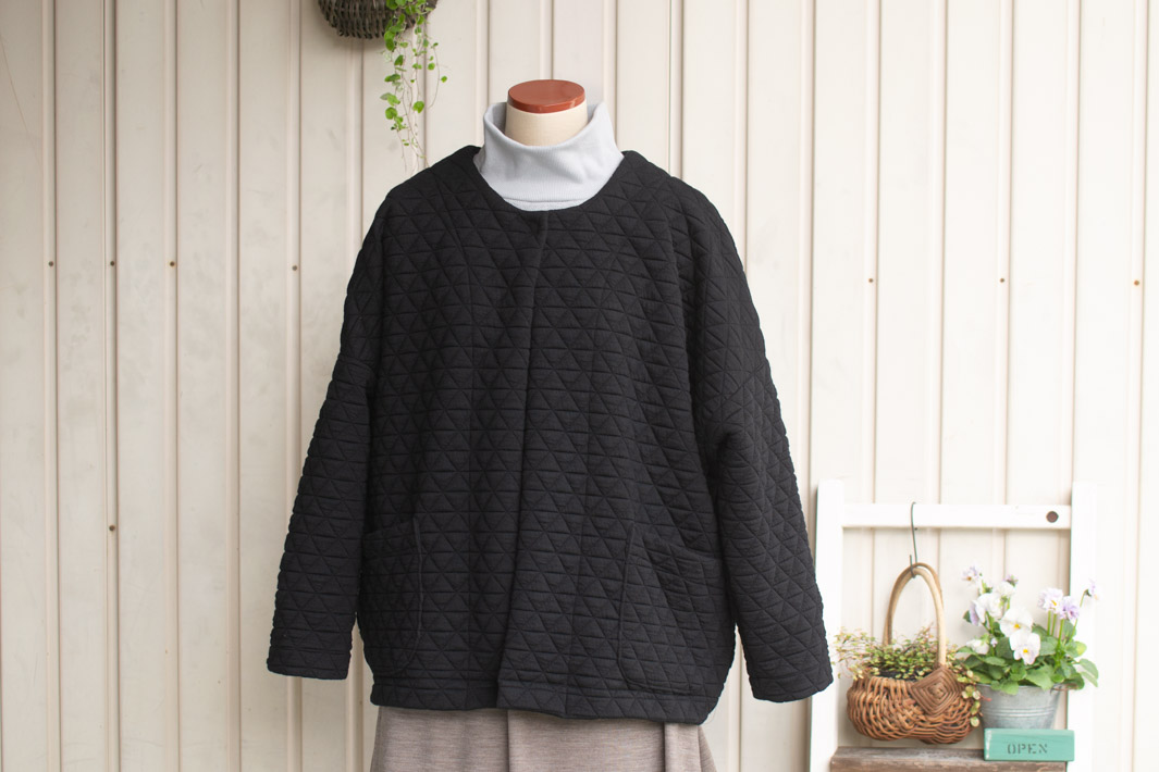 【ニット】しっとり厚みのトライアングル模様のふっくらストレッチキルトニット（ブラック）