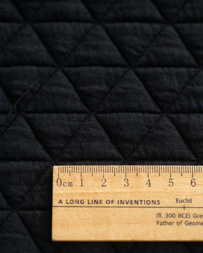 【ニット】しっとり厚みのトライアングル模様のふっくらストレッチキルトニット（ブラック）