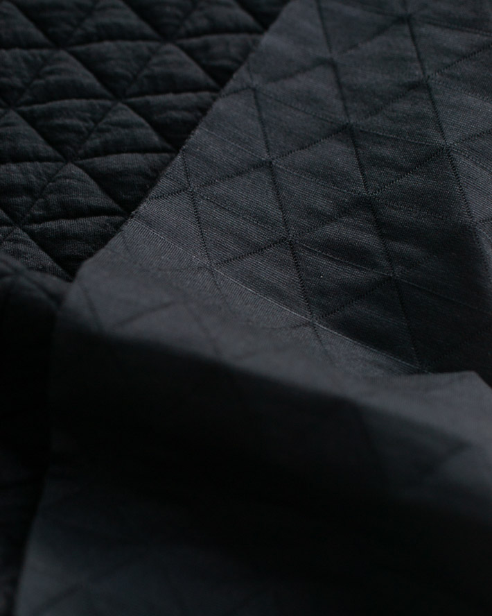 【ニット】しっとり厚みのトライアングル模様のふっくらストレッチキルトニット（ブラック）