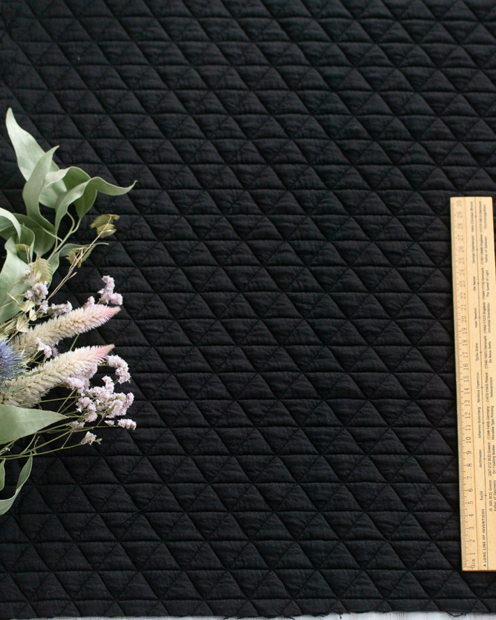 【ニット】しっとり厚みのトライアングル模様のふっくらストレッチキルトニット（ブラック）