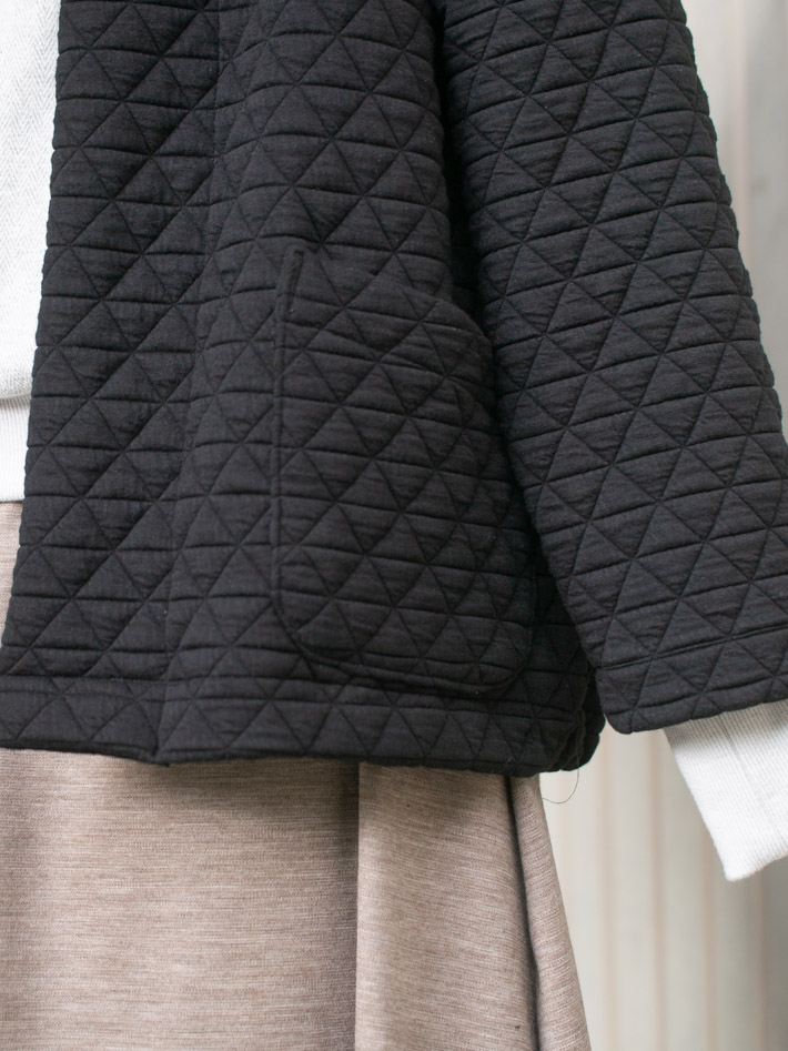 【ニット】しっとり厚みのトライアングル模様のふっくらストレッチキルトニット（ブラック）