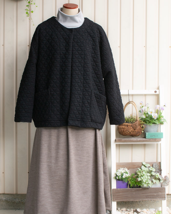 【ニット】しっとり厚みのトライアングル模様のふっくらストレッチキルトニット（ブラック）