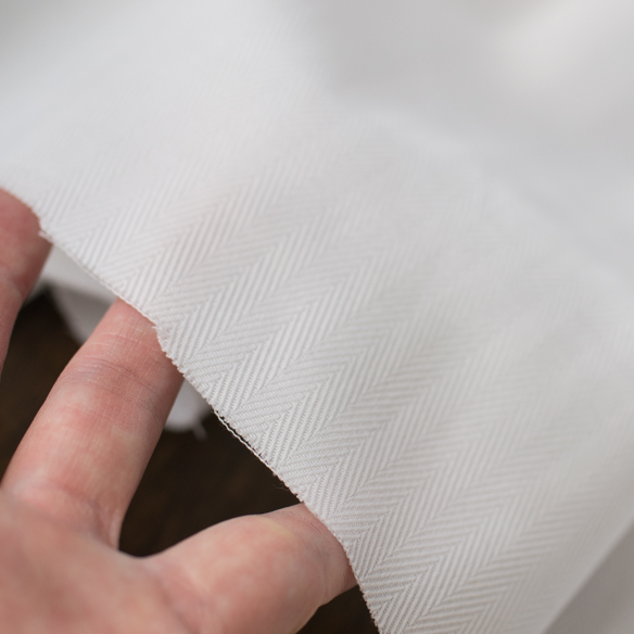 【布帛】消臭・防臭加工ブロードぐらいの厚み/綿ポリ・ヘリンボーン柄（オフホワイト）オーダーカット
