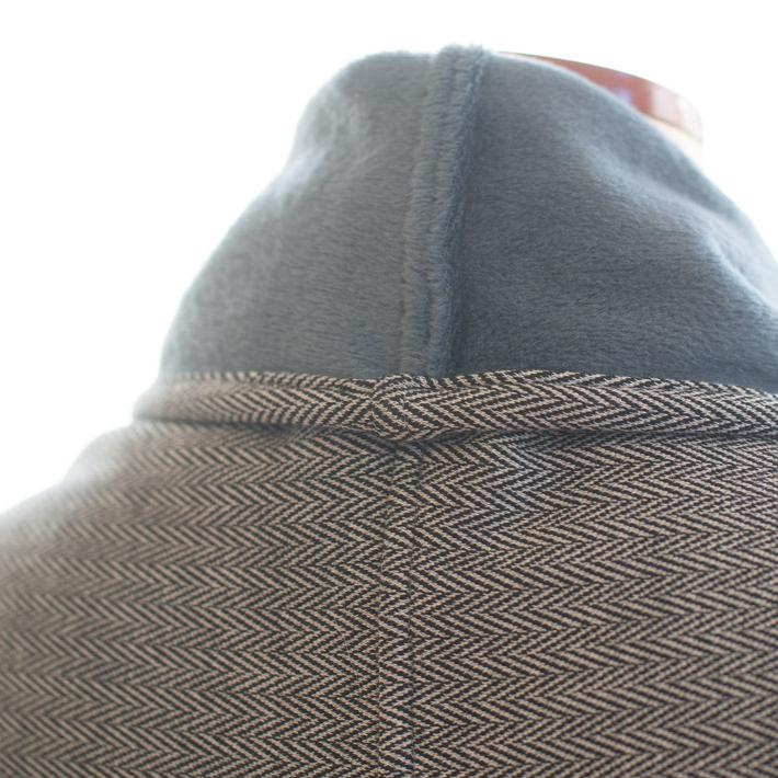 【ニット】着る毛布ボンバーヒートツイード・ヘリンボーン柄（表ブラック&times;裏ホグブルー）オーダーカット