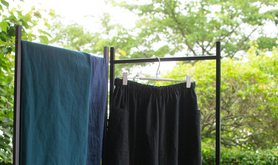 夏にさらっと♪落ち着きカラーのワイドストレートパンツのお知らせ